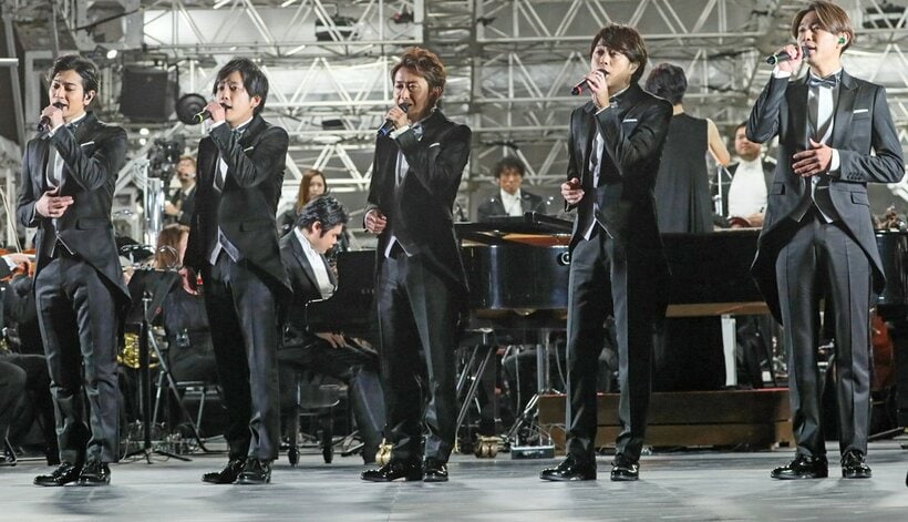 「天皇陛下御即位をお祝いする国民祭典」で奉祝曲を歌うアイドルグループ「嵐」＝2019年11月9日
